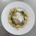 Bramborové gnocchi s kuřecím masem a špenátem